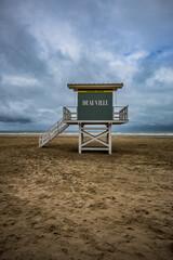 La plage et la Cabane en bois sur pilotis de Deauville