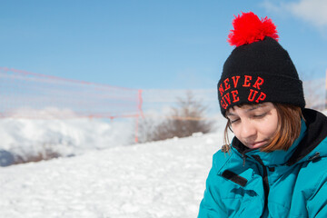 Mujer joven con vestimenta de abrigo en la nieve