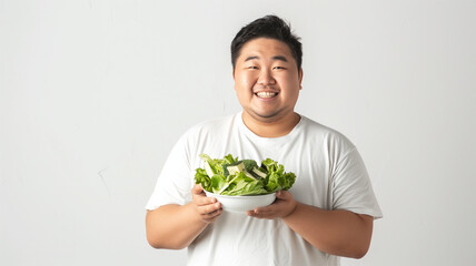ダイエット サラダを持つ日本人男性