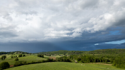 un ciel orageux au dessus de la campagne du Jura