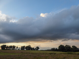 Sommerlandschaft mit dicker Wolkendecke
