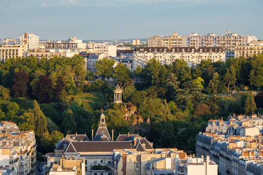 Vue a&eacute;rienne du parc des Buttes-Chaumont avec le temple de la Sibylle, &agrave; Paris