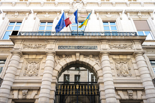 Fa&ccedil;ade de la Cour des Comptes &agrave; Paris en France, situ&eacute;e Palais Cambon, dans la rue Cambon. Il s&rsquo;agit d&rsquo;une juridiction financi&egrave;re qui est principalement charg&eacute;e de contr&ocirc;ler les comptes publics.