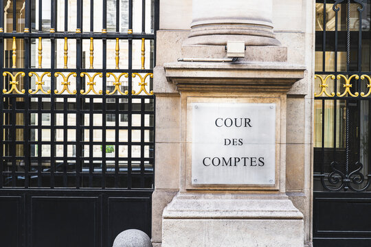 Fa&ccedil;ade de la Cour des Comptes &agrave; Paris en France, situ&eacute;e Palais Cambon, dans la rue Cambon. Il s&rsquo;agit d&rsquo;une juridiction financi&egrave;re qui est principalement charg&eacute;e de contr&ocirc;ler les comptes publics.