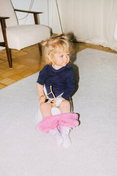 child taking poop
