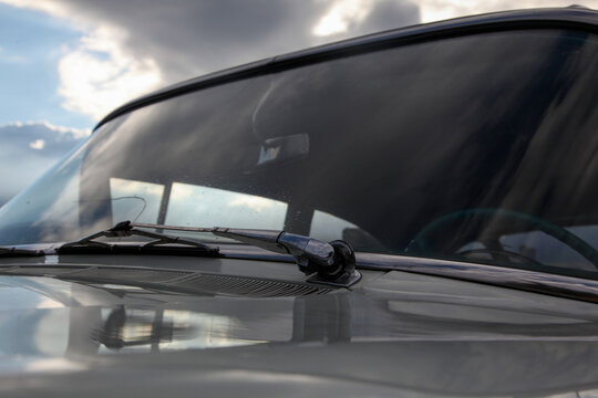 Windshield wipers with a windshield