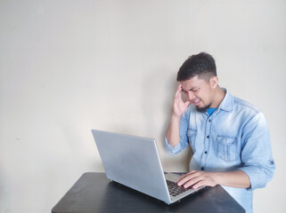 A man at work experienced a severe headache after working on a laptop