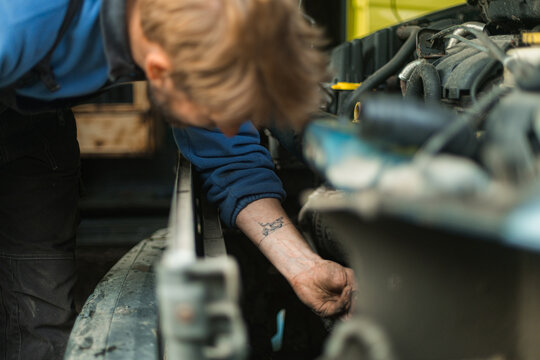 Freelance Worker Part-time Job Repairing Cars