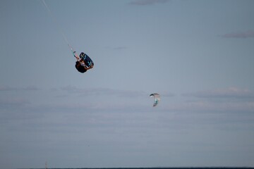 SURF CON VELA © Claudio