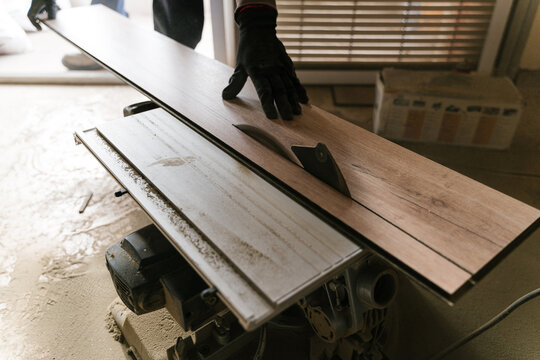 Crop carpenter cutting board with machine in workshop