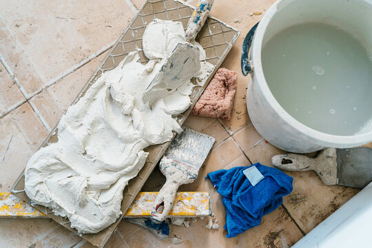 Preparation of adhesive for tiles installation in apartment
