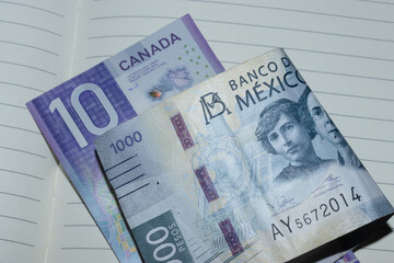 Billetes de México y Canadá (peso mexicano y dólar canadiense) 