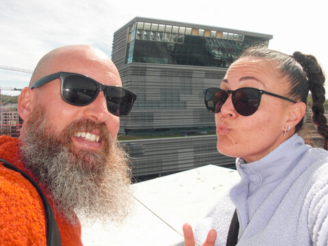 couple takes selfie at the oslo opera