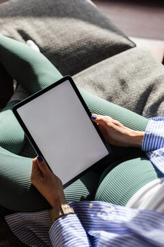 Pregnant woman uses a tablet