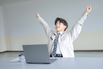 両手挙げる若い作業服男性