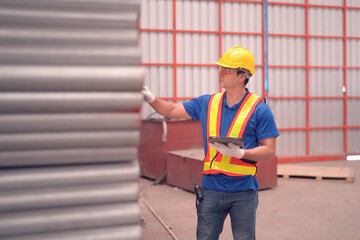 Industry engineers team have a morning brief together.