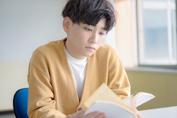 本を読む若い男性