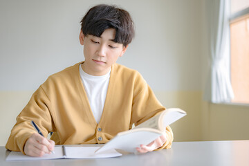 勉強する若い男性