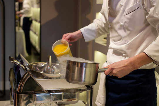 Chef prepering an ice-cream with a liquid nitrogen