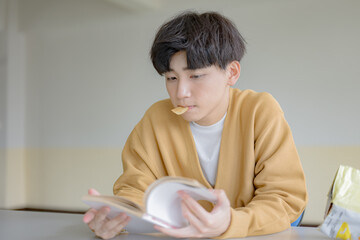 ポテチを食べる男子