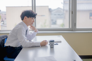 勉強するスーツの男性