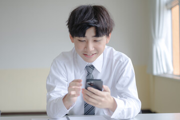 スマホを触るビジネスマン