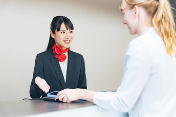 外国人訪問者を接客する女性スタッフ