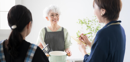 料理教室で習う風景　先生と生徒のバナー