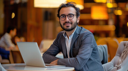 Obraz premium Man wearing glasses Entrepreneur Businessman Workingman Suit Business Startup Starting Business Leadership CEO Director Professional