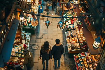 Obraz premium A couple strolls hand-in-hand through a bustling Christmas market filled with twinkling lights and colorful stalls offering a variety of goods