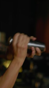 Making cocktails 4KUHD slow motion 120fps (2160x3840, 30fps, 15Mbps, H264)