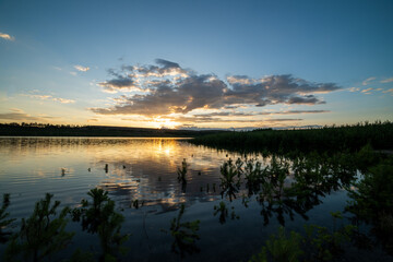 Zach&oacute;d słońca na starej piaskowni zalanej wodą. Zbiornik ten mieszkańcy nazwali pojezierzem Olkuskim