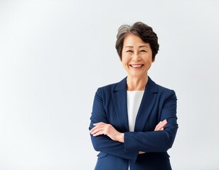 スーツ姿で笑顔で腕組みをする50代の女性研修講師