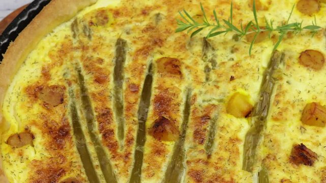 quiche aux saint-jacques et asperges vertes, en gros plan.