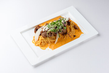 The image of the restaurant pasta 토마토 크림 로제 비프 파스타 접시 사진 