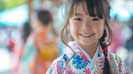 日本の夏休みに花柄の浴衣を着ている笑顔な女の子のポートレート