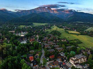 Giewont i Tatry o zachodzie słońca - zdjęcie z drona z Zakopanego