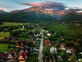 Giewont i Tatry o zachodzie słońca - zdjęcie z drona z Zakopanego