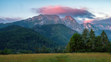 Giewont widziany z Zakopanego o zachodzie słońca © Michal45