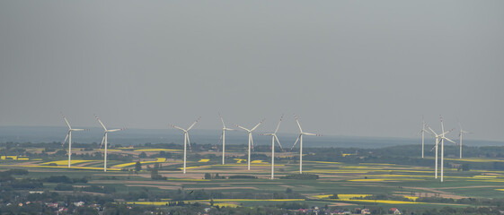 Elektrownia wiatrowa turbiny wiatrowe w rzędzie  © Paweł Kacperek