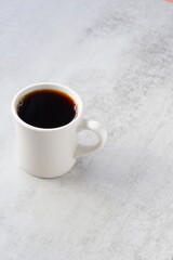 淹れたてのコーヒーが入った白いマグカップ
