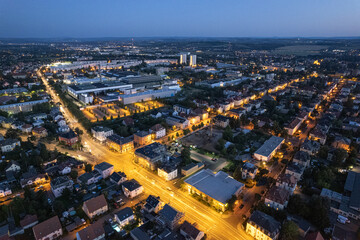 Ein faszinierender Blick zur Abenddämmerung aus der Luft über eine Stadt. Emotionen wie Mystik, Feierabend, Nachtruhe, Frieden, Sehnsucht, Abschied, Traurigkeit, Hoffnung, Lebensfreude werden wach.