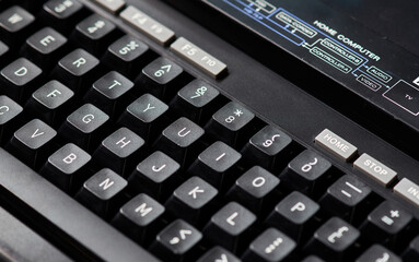 Detail of the keyboard of an old MSX computer where instructions for use and connectivity can be seen above.