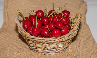 Kirschen im Korb.