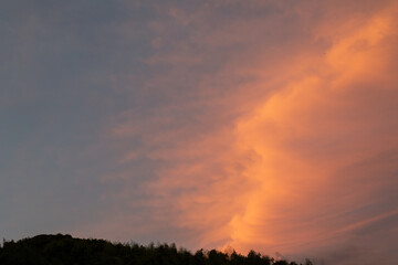 夕焼けに染まる空