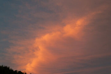 夕焼けに染まる空