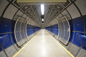 ロンドンの地下鉄駅、無人の通路。
