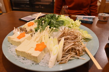 お皿いっぱいに盛られた鍋の野菜
