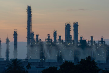 Obraz premium Gas turbine electrical power plant at dusk with orange sky