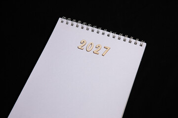 Leeres Papier mit Schriftzug 2027 aus Holz